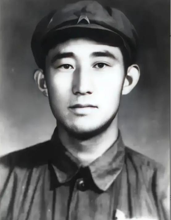 1949年，潜伏在敌人内部的地下党员吴荣森，已经引起了特务的怀疑，他察觉到危险后