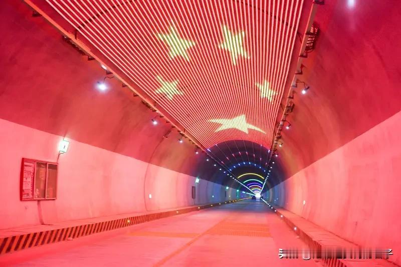 世界最长高速公路隧道通车 12月26日上午，世界最长高速公路隧道——天山胜利隧道