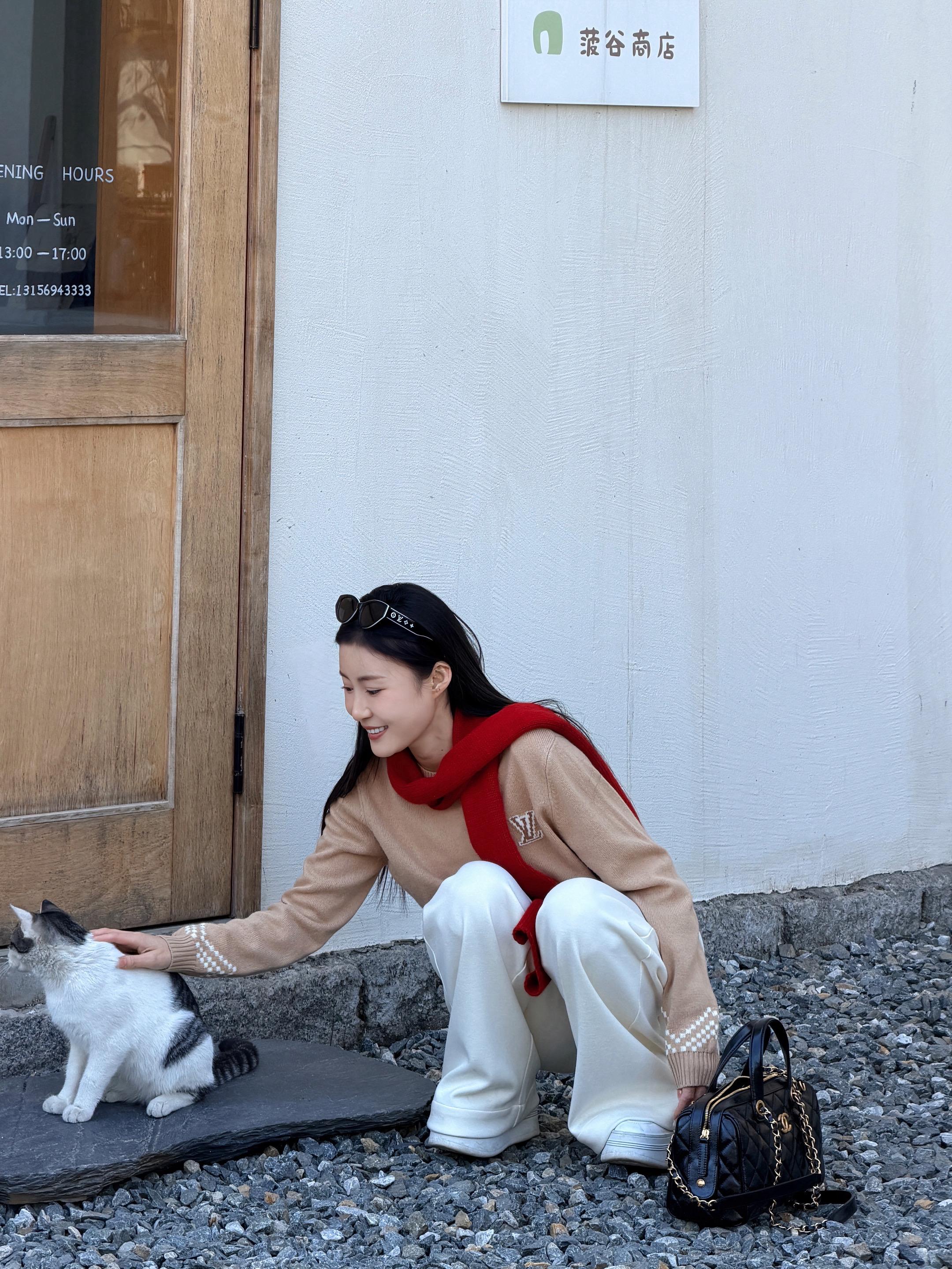 爱笑的人运气不会太差。“偶遇一只高冷小猫，摸它的时候它连眼神都懒得给我...