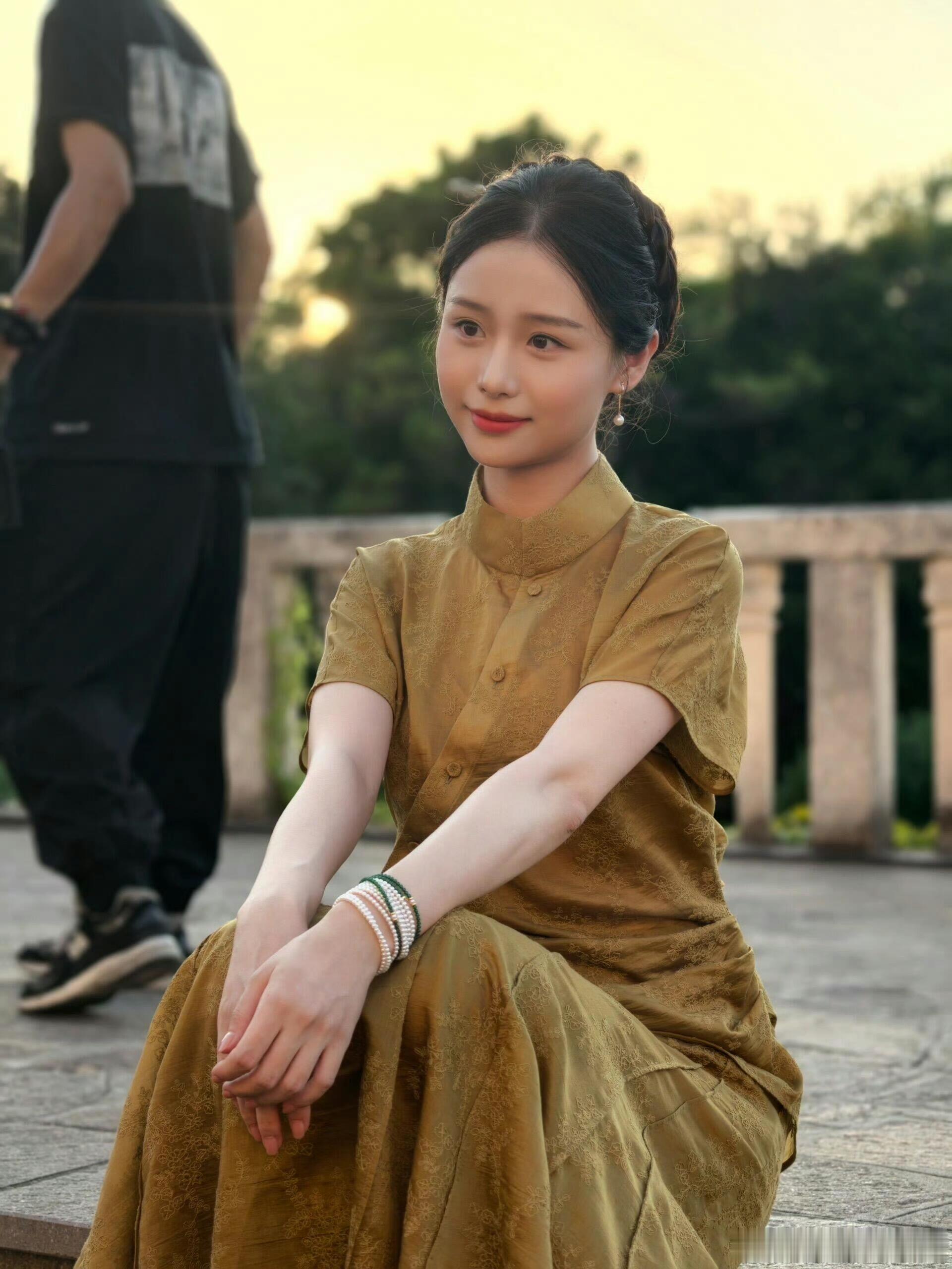 王晓慧梨涡还是挺甜的，她跟李思潼一样需要点打光氛围感，不过她甜妹长相也许可以拍拍