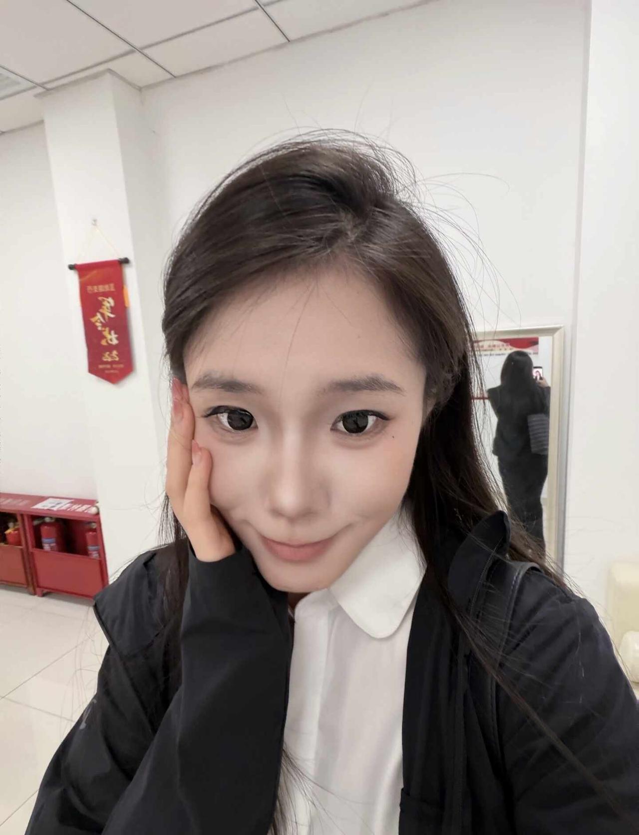 上一次上班化妆还是一年前
今天是肩背日 昨天下午三点半送完库就跑去按摩了
好久没