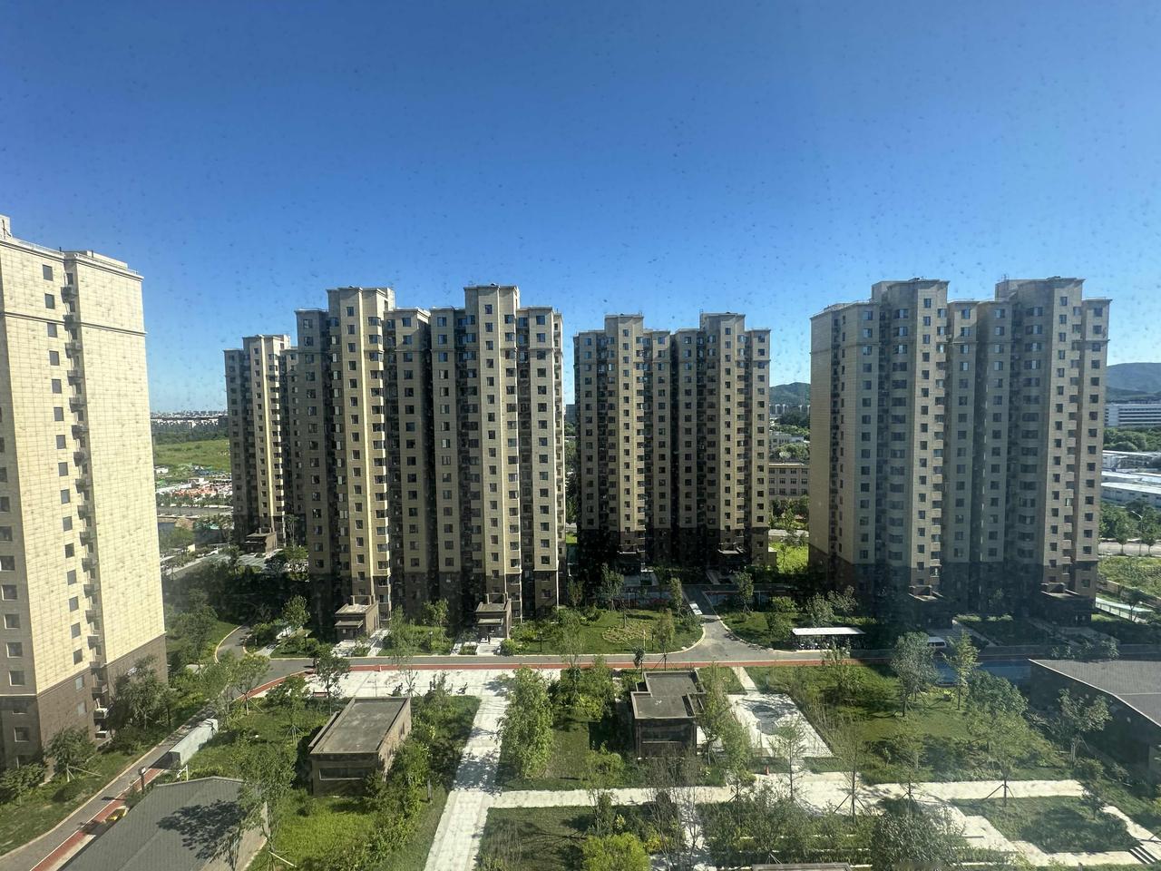 立秋后的天气湛蓝如洗，高楼林立，不用远足，小区回家的路是最好的风景～以前总是向往
