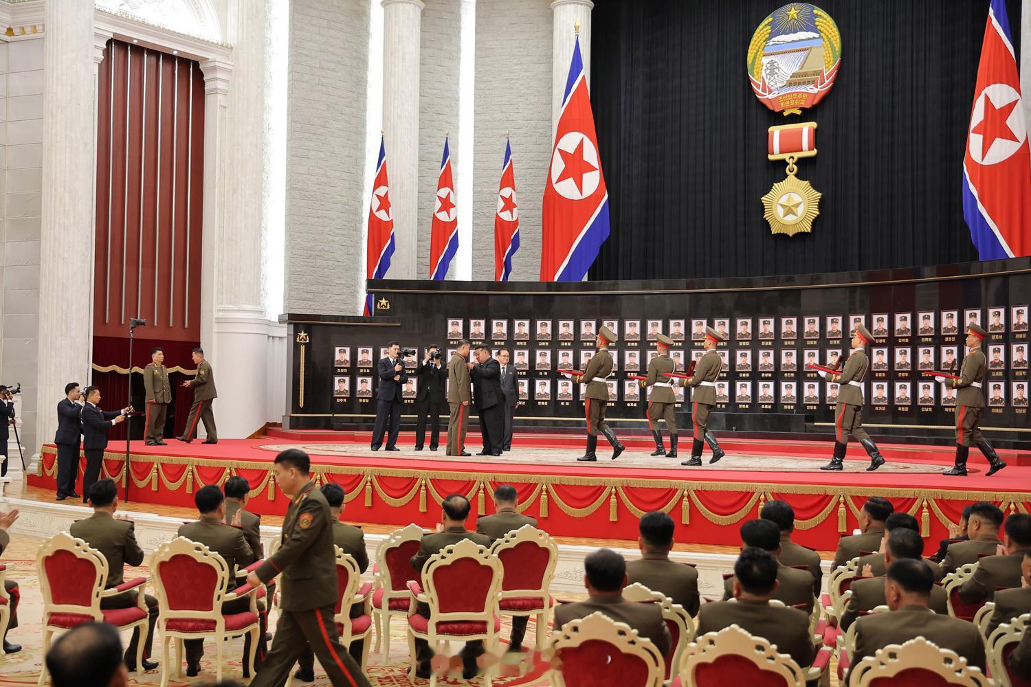朝鲜表彰赴俄参战人员金正恩出席会议，表彰赴俄参战人员。追悼阵亡烈士，慰问烈士家属