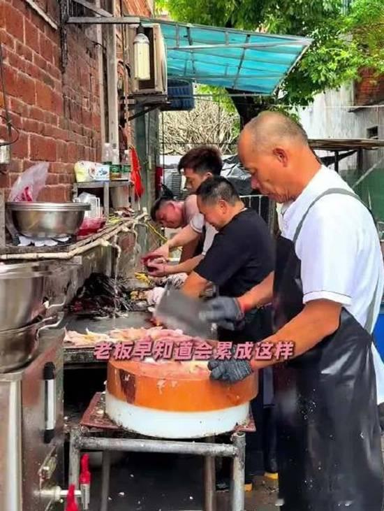 莫氏鸡煲爆火帮工一周就扛不住了：没正常人撑过第二天近日，广东顺德莫氏鸡煲因网红刘