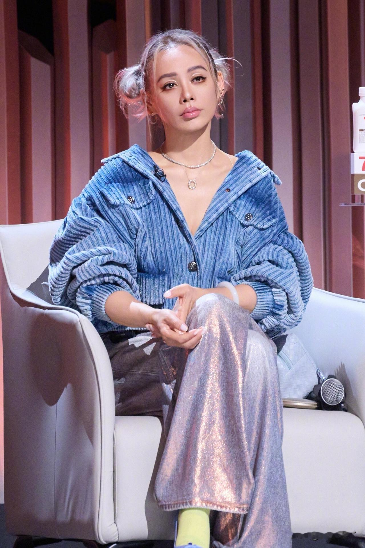 宁静，是我年少时最爱的女明星。实在看不出她已然54岁。
内娱从来不缺白幼瘦的漂亮