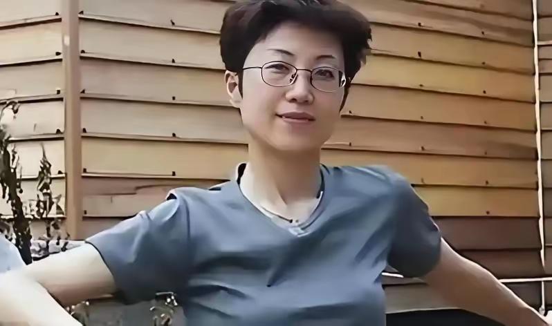 她持美国绿卡，带着丈夫和五岁儿子回国探亲，返程在北京首都机场准备离境时，被国家安