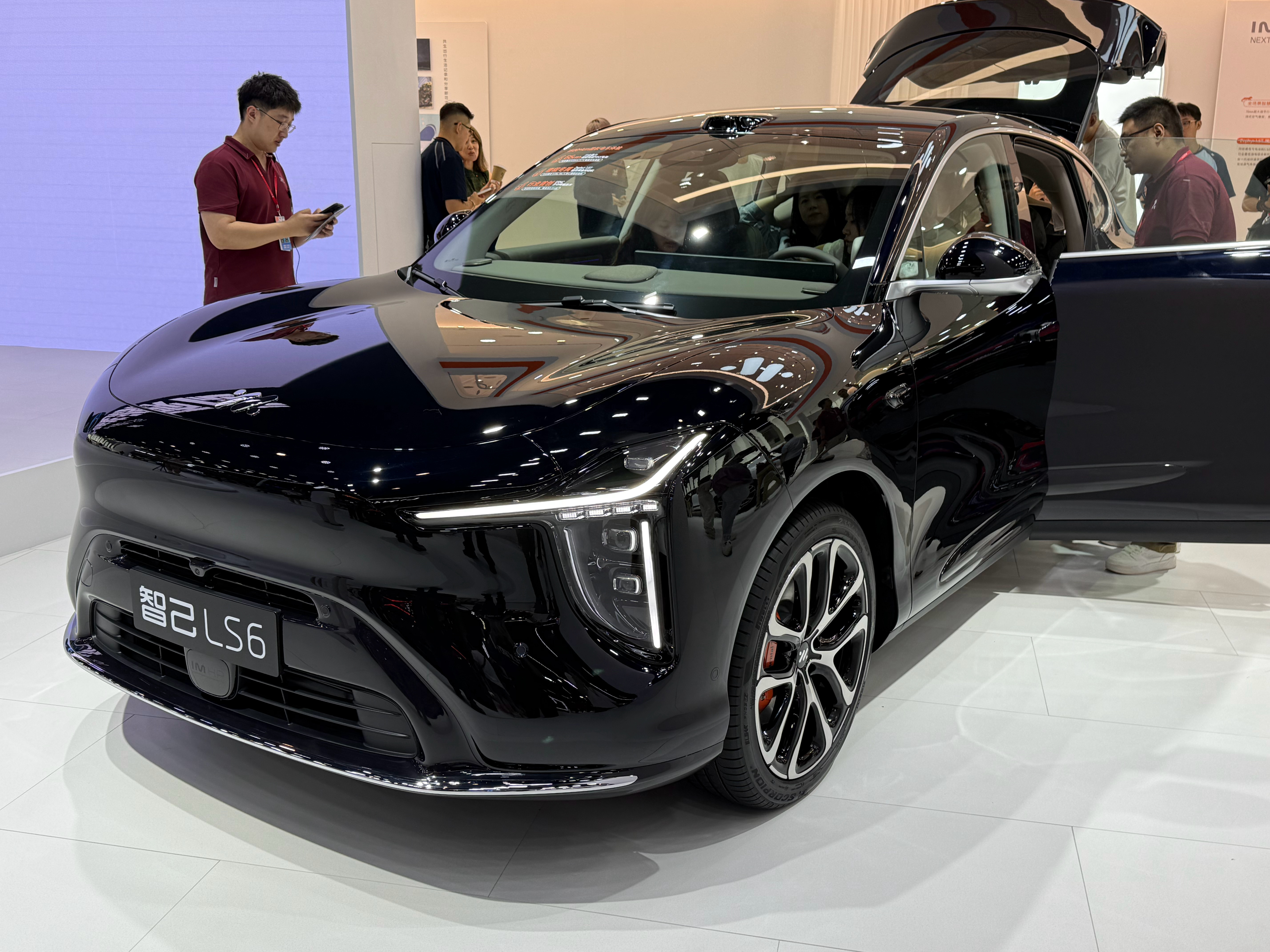 买增程先看智己 打卡2025成都车展智己展台，现场看到了新一代智己LS6，新车主
