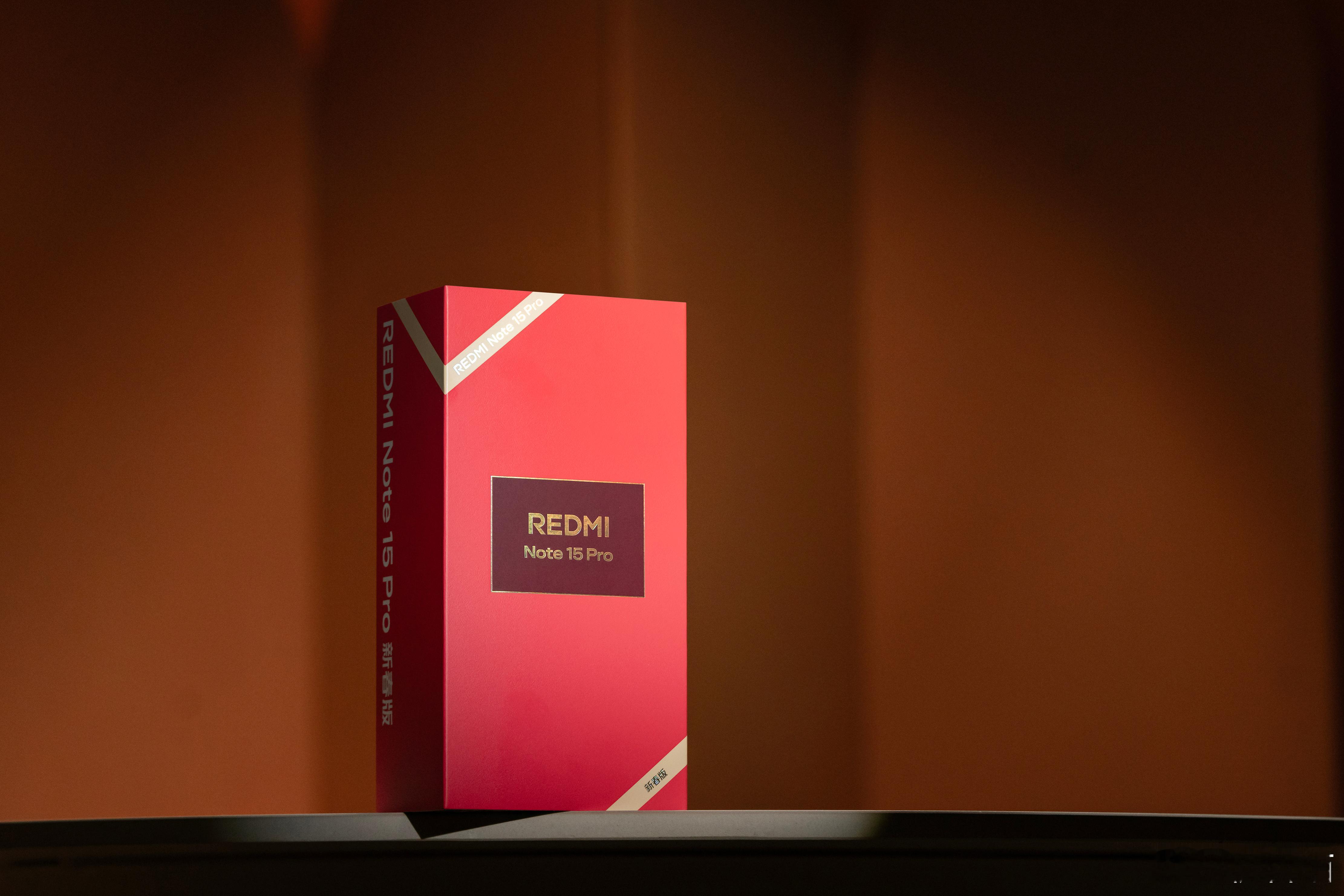 REDMI Note 15 Pro新年版，这个配色一看就很喜庆，很符合新年的氛围