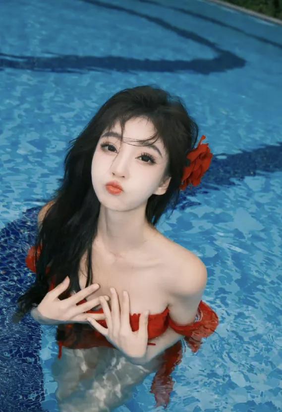 这姐也开始走“擦边风”了。

谁能想到，当年甜妹天花板冯提莫现在这么 “野”！作