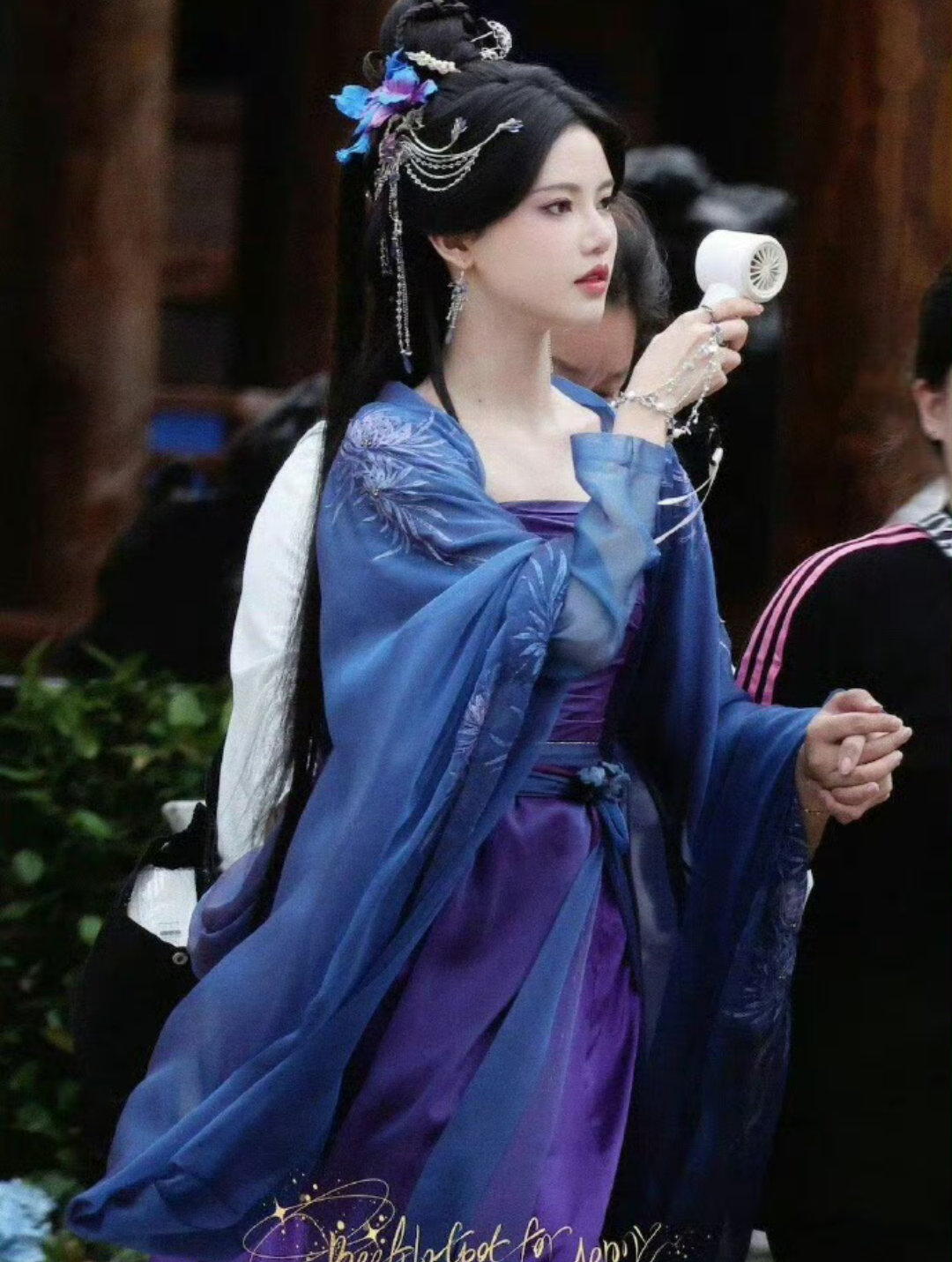 孙珍妮这个服化道........她不是丝芭的吗，竟然能接到造型这么好看的剧 