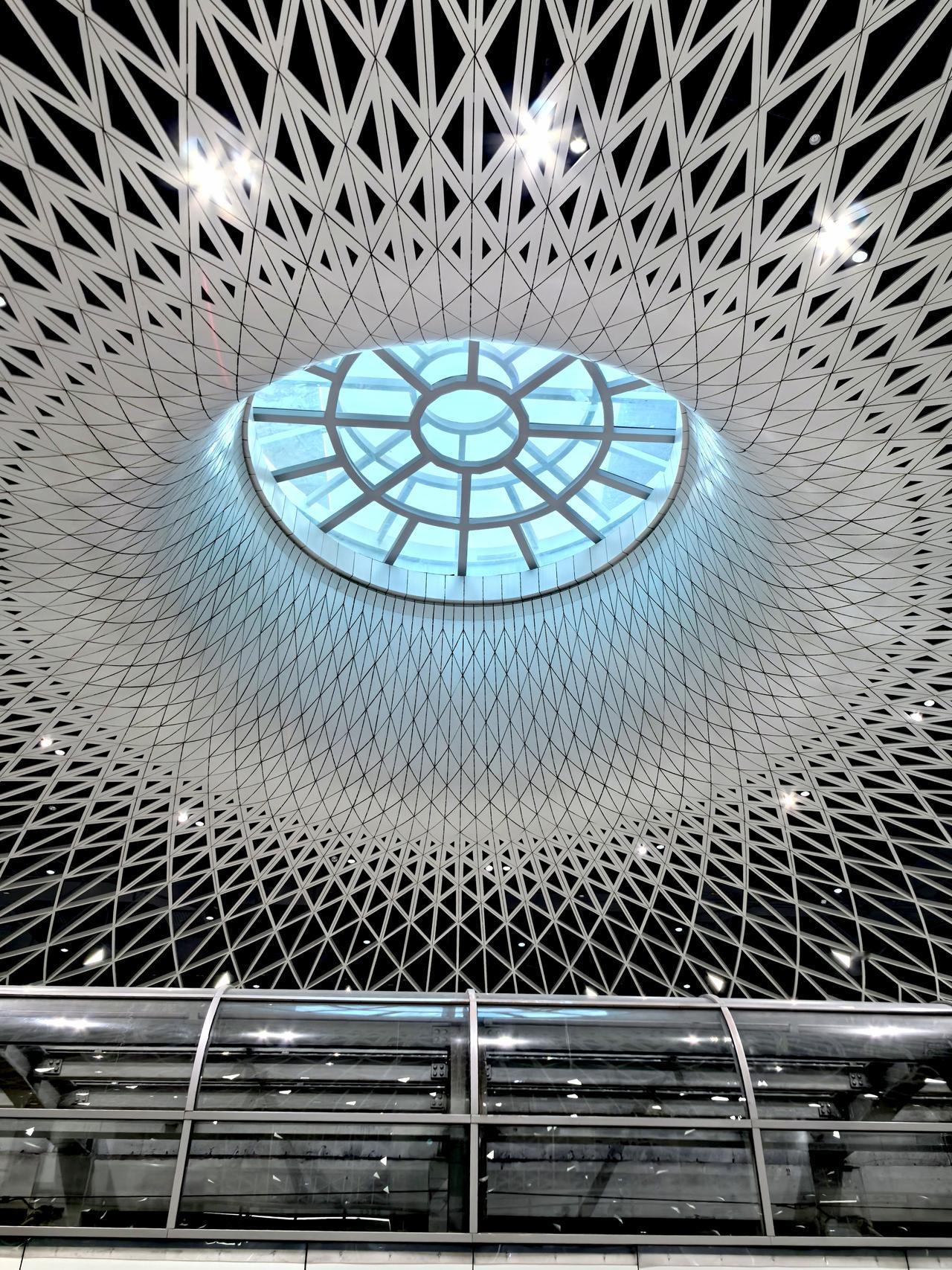 深圳最美地铁站，也是亚洲最大地铁站，它的名字叫深圳岗厦北站。
它是深圳颜值天花板