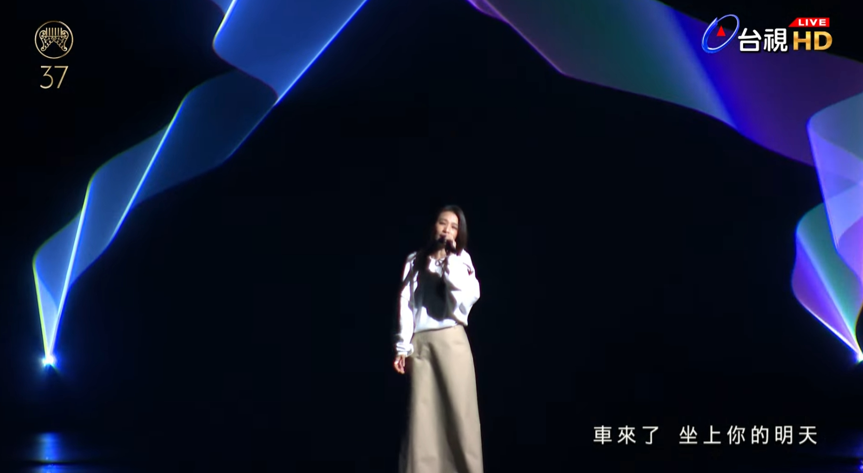 妈的，谁听到田馥甄这个串烧不会流泪啊，真不行了。 
