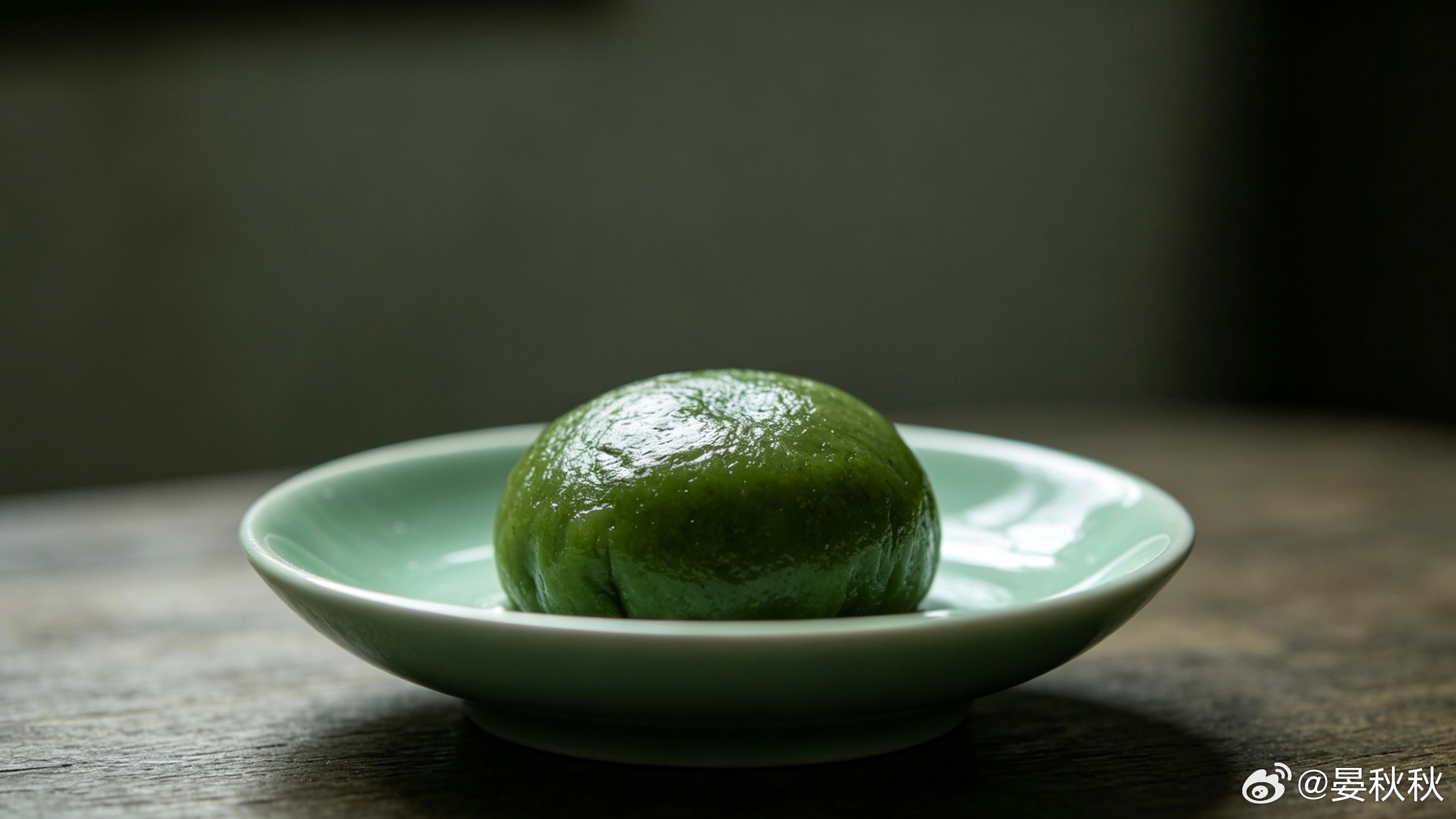 艾草香清明时节的雨，落在上海，是软的，像化开的麦芽糖，黏在梧桐新叶上，把整个城市