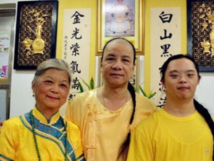 “把故宫还给我家！”2005年，多尔衮10世孙在火车大闹一场，非要插队去买票，还