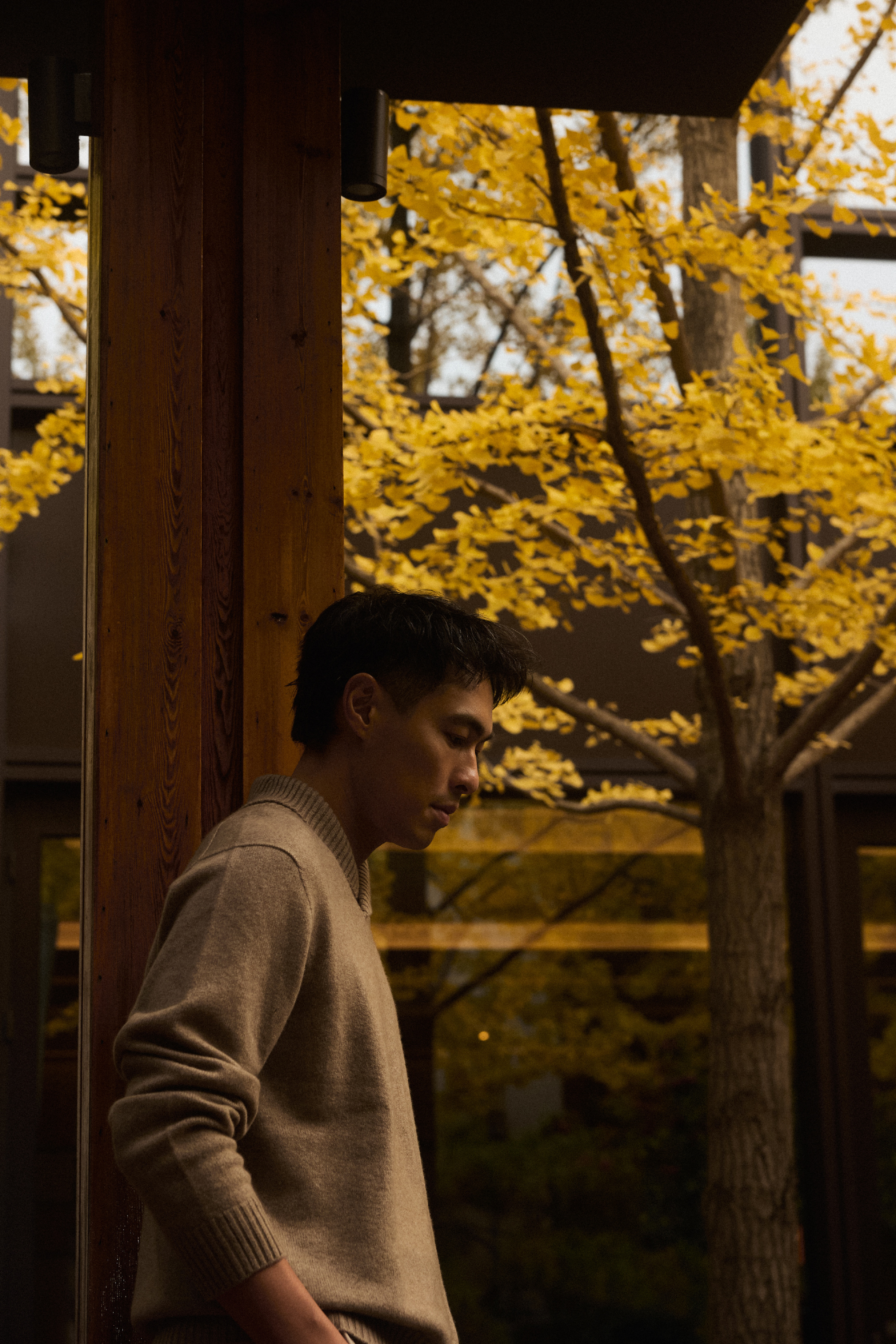 携Melinda亮相，把秋日氛围感焊在身上！阿梅细跟鞋揉进温柔，Yo阔腿裤显松弛