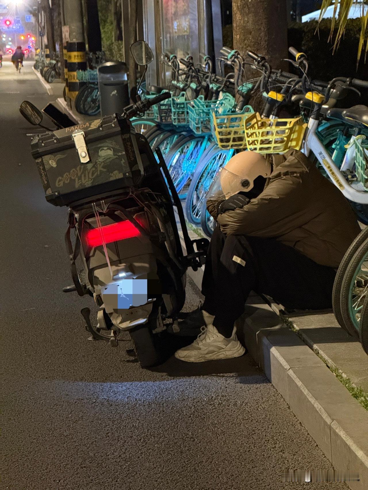 他车的电是满的
人的电好像空了
现在是半夜10点40
我无意中在大街上拍到这一幕