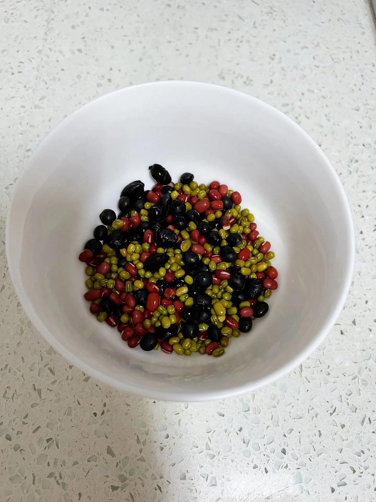 50岁的姑妈一到三伏天就喝这道汤，俗称三豆饮，她说这是老先生给的配方，真的有用！