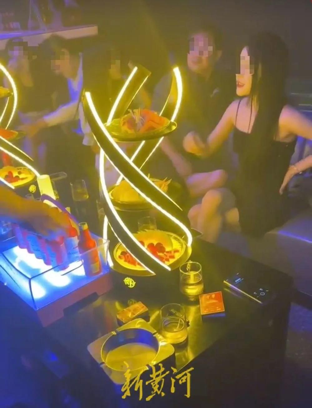 国企高管被曝出接受高档宴请、享用茅台酒、入住五星级豪华套房，并在KTV进行消费且