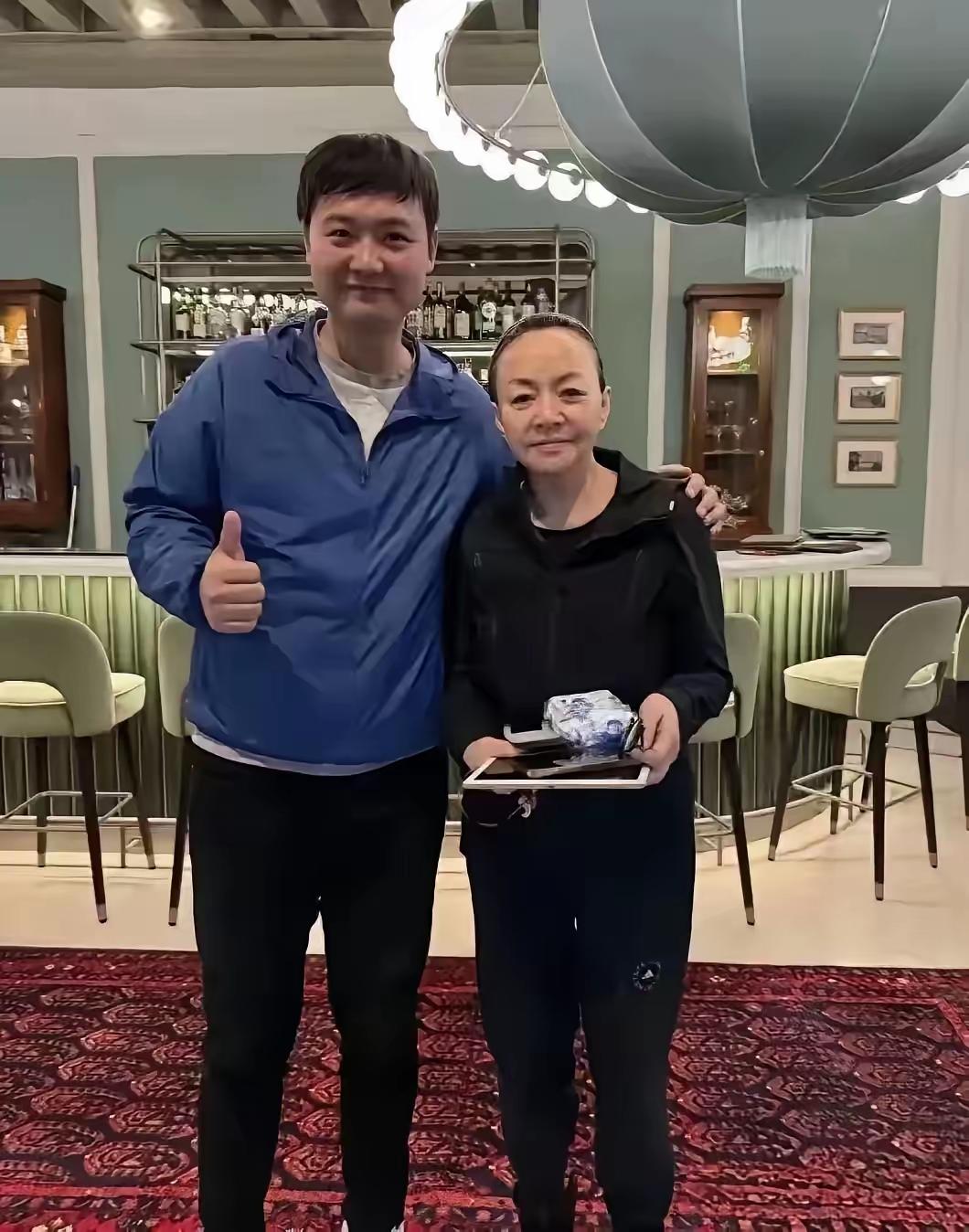 在餐厅吃饭偶遇一位明星
你们认识她吗？
她的演技扎实，就算是刘晓庆、王馥荔来了都