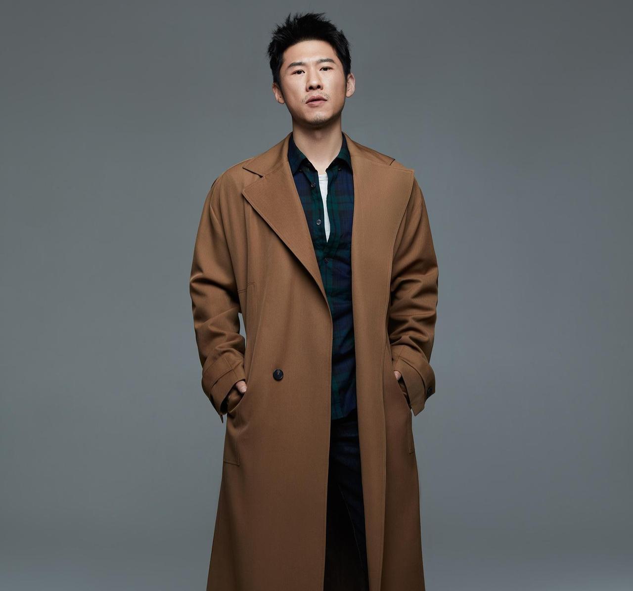 主持人问王骁:“你会介意拍小人物吗？”王骁说:“为什么要介意拍小人物？我大部分的