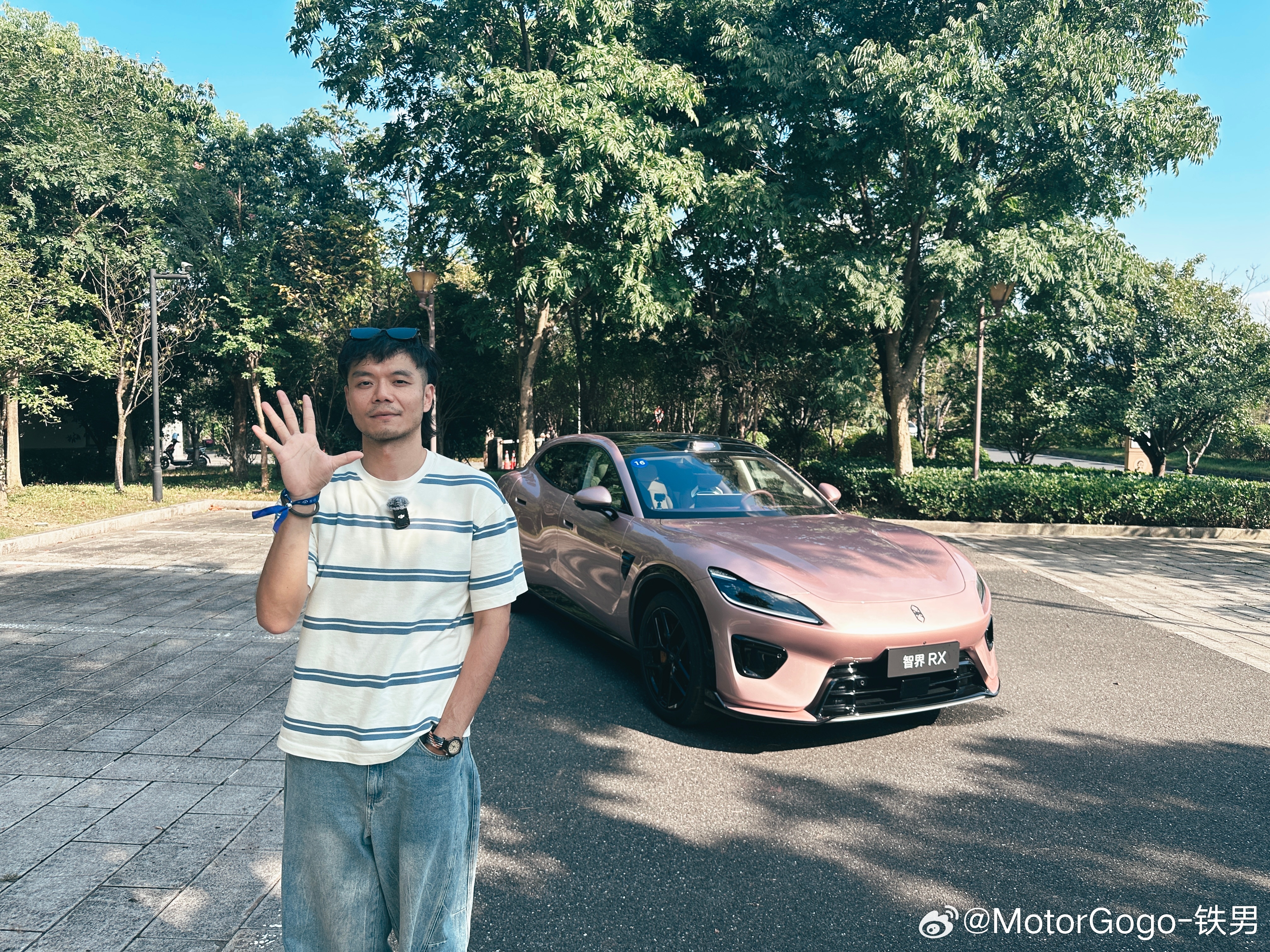 猛男就得配粉色，闪蝶蓝我都不要，我就要粉的，就得粉的。铁男随便聊 ​​​