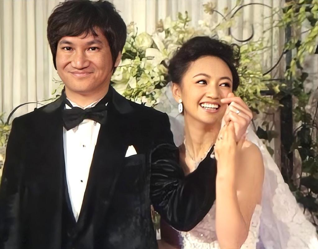 2010年，罗海琼和华谊副总裁费麒结婚。婚礼上费麒突然抢过司仪的话筒，大家以为他