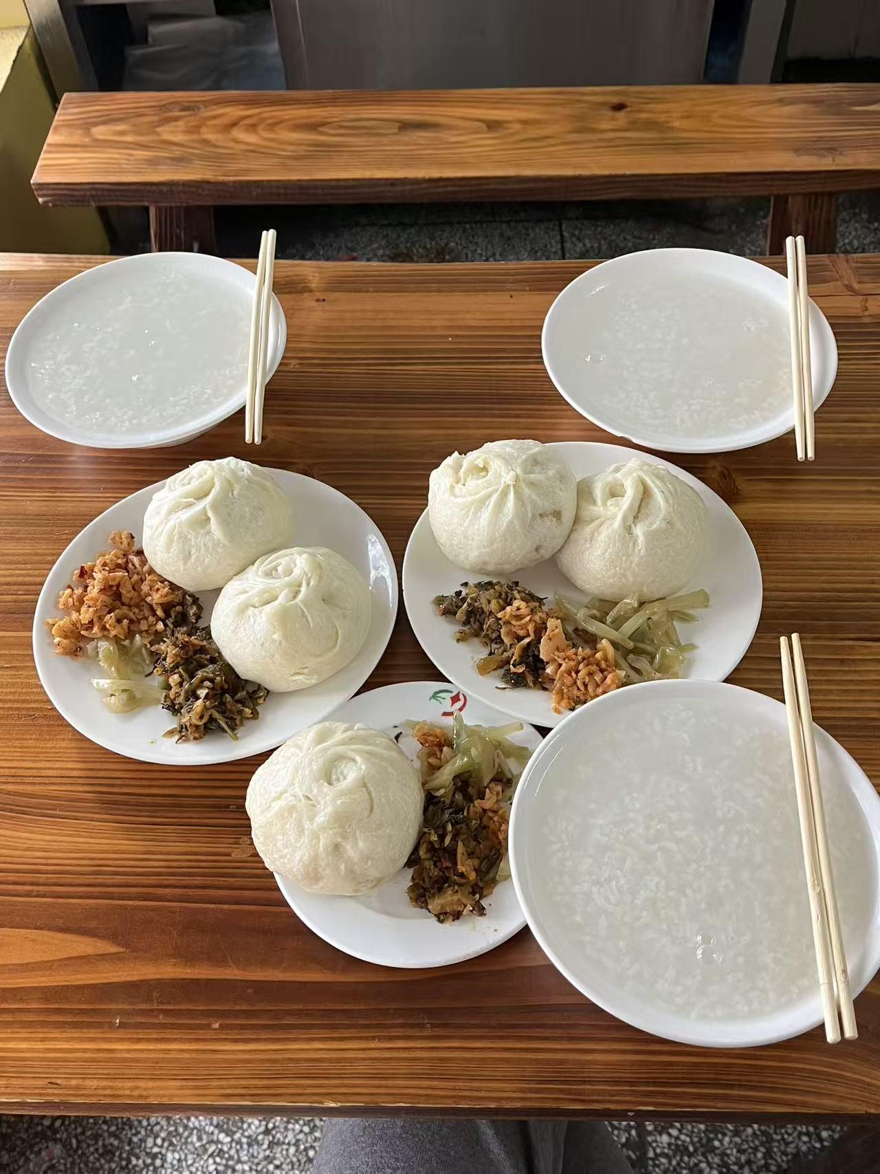 在老家县城生活，
确实是很有松弛感，
两个包子一碗粥，总共才五块钱，

而且都是