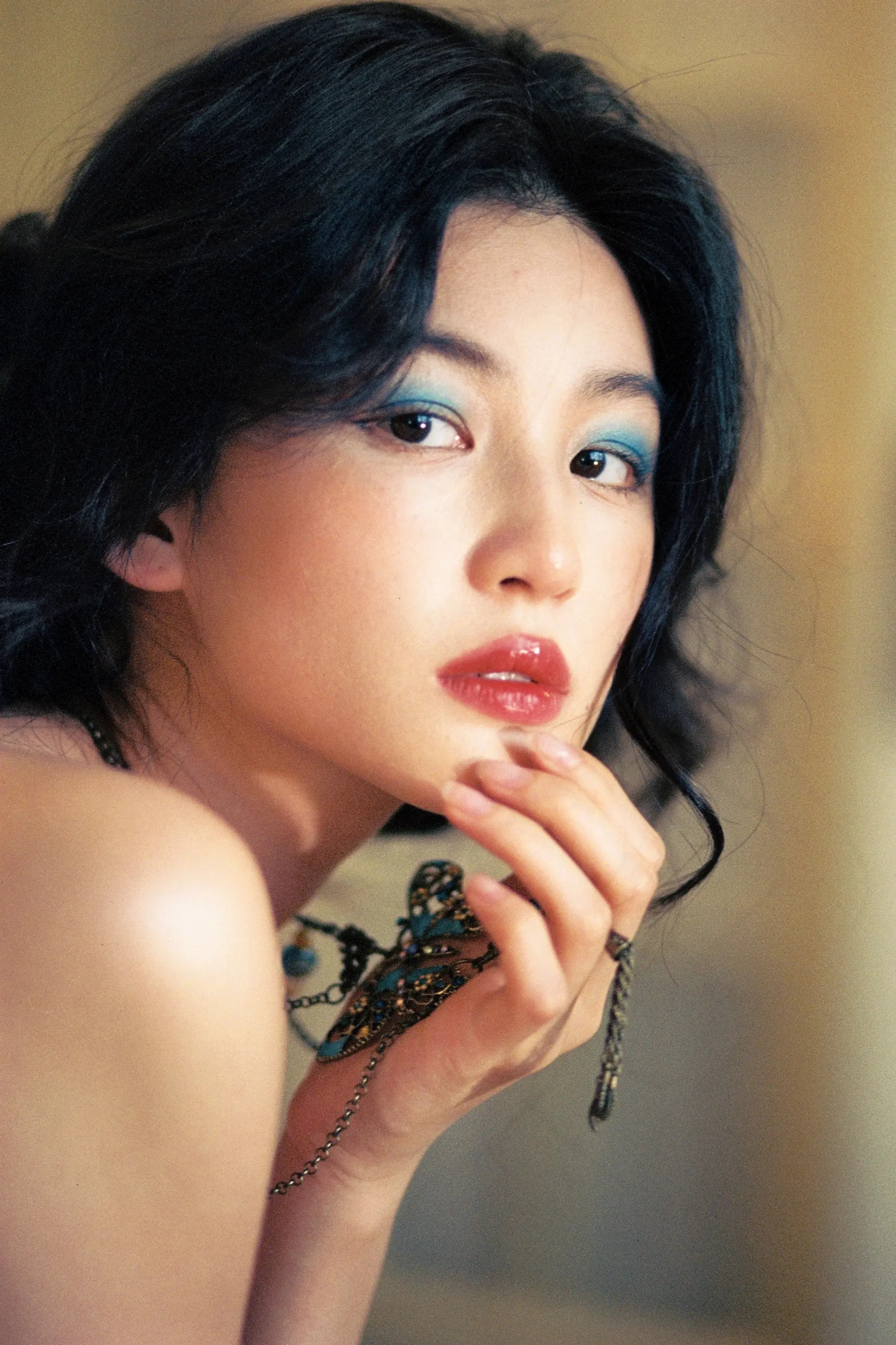夜色借她一场蓝色潮汐。好久没拍优雅女人了…
