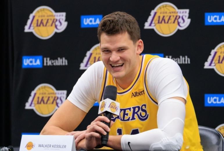 在昨日的NBA季前赛中，湖人106-121不敌掘金。赛后，里夫斯接受了采访。被问