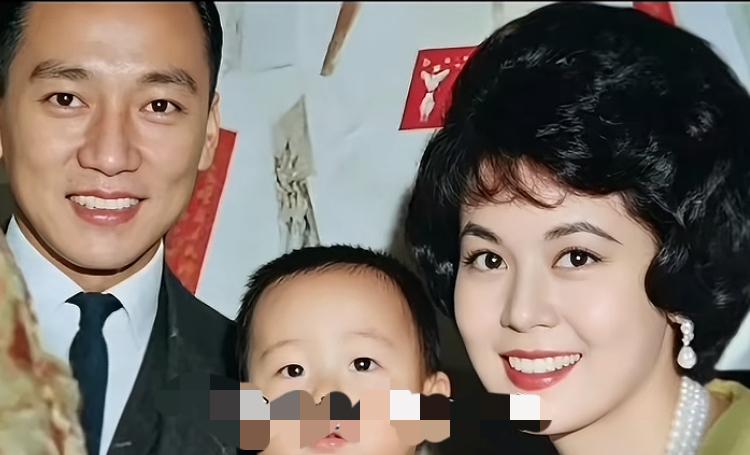 曾经林黛与丈夫龙神勋以及儿子一家三口的幸福留影。