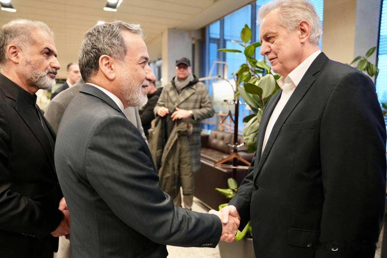 伊朗外交部长阿拉格奇于周一清晨抵达圣彼得堡，开始对俄罗斯联邦进行正式访问。

访