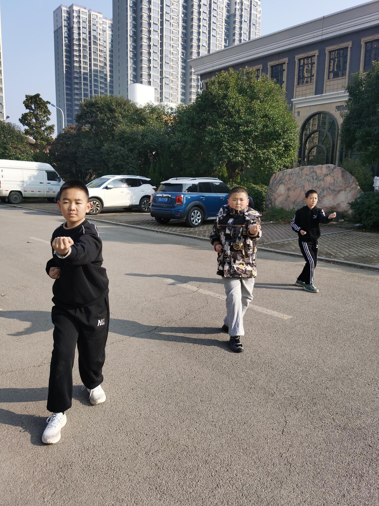 孩子们利用元旦假期来练功，五行拳和五行刀并练。功夫不是一朝一夕，是多年来不断坚持