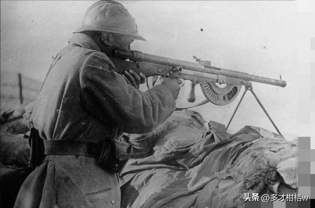 1914年8月，当欧洲的列强们为人类历史上首次世界大战而相互宣战并且疯狂的时候，