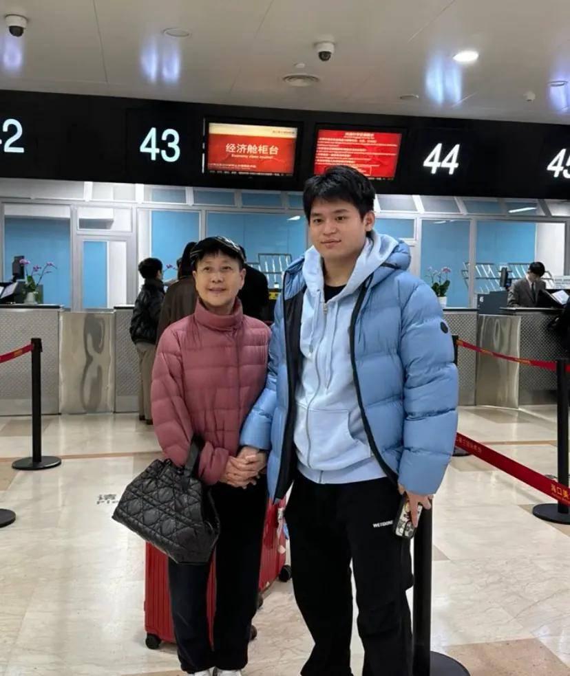 林诗栋夺冠回国，出机场那一刻，所有人都看傻了。他没扑向人群里的亲妈，而是单膝往下