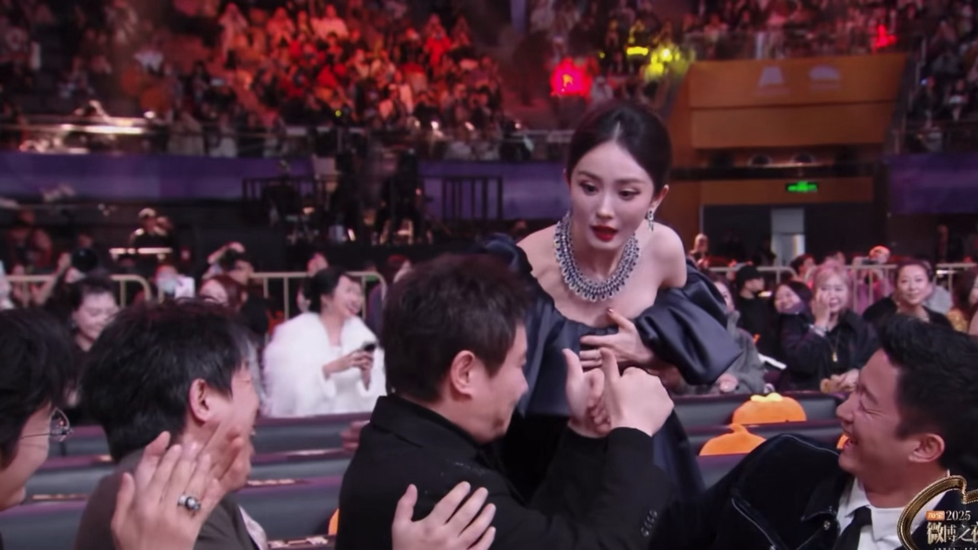 哈哈哈哈哈哈哈哈哈哈原来是二舅没拿King小幂幂安慰他二舅啊啊啊啊啊啊啊啊啊啊啊