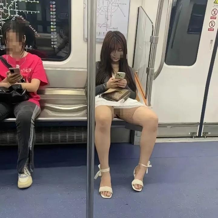 今天在网上看到这样一个图片，这是在地铁上，一个女子穿着一条白裙子，两腿叉开，看上