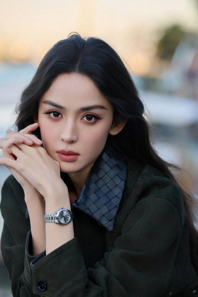 谁能拒绝娜扎的单眼皮魅力？立体骨相自带优势，高耸眼眶骨+深陷眼窝，让单眼皮丝毫不