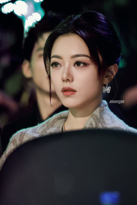 赵今麦 妹妹今晚还回家吗发现钥匙丢了时那几秒的愣住，从茫然到强装镇定，眼神里的小