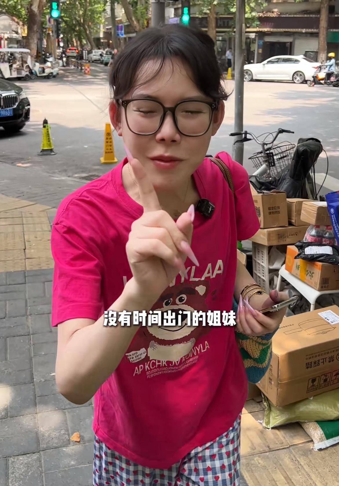 35岁知名网红浪胃仙越来越女性化，身材苗条、锁骨突出，饭量仍然“离谱”，现身济南