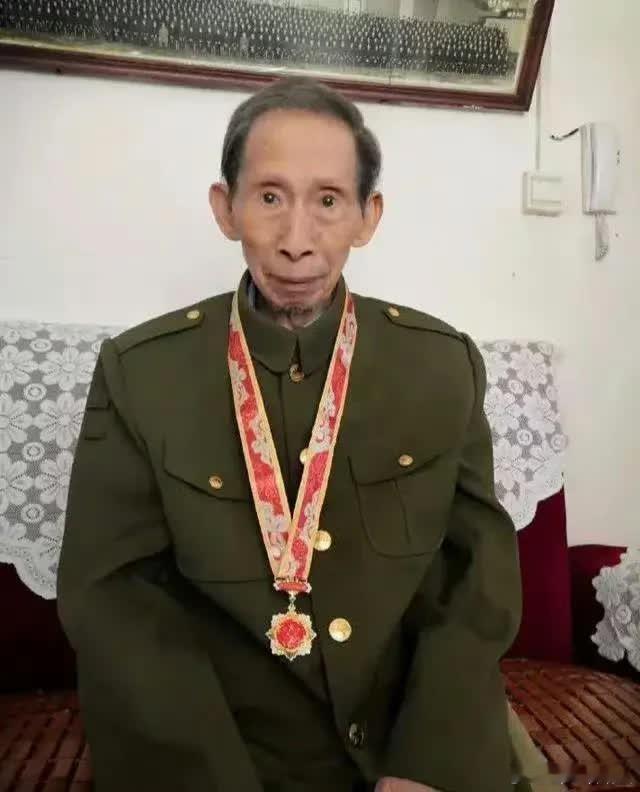 这才是我们该追的星！他1933年出生，湖北省人，高级工程师，中国第一颗原子弹的燃