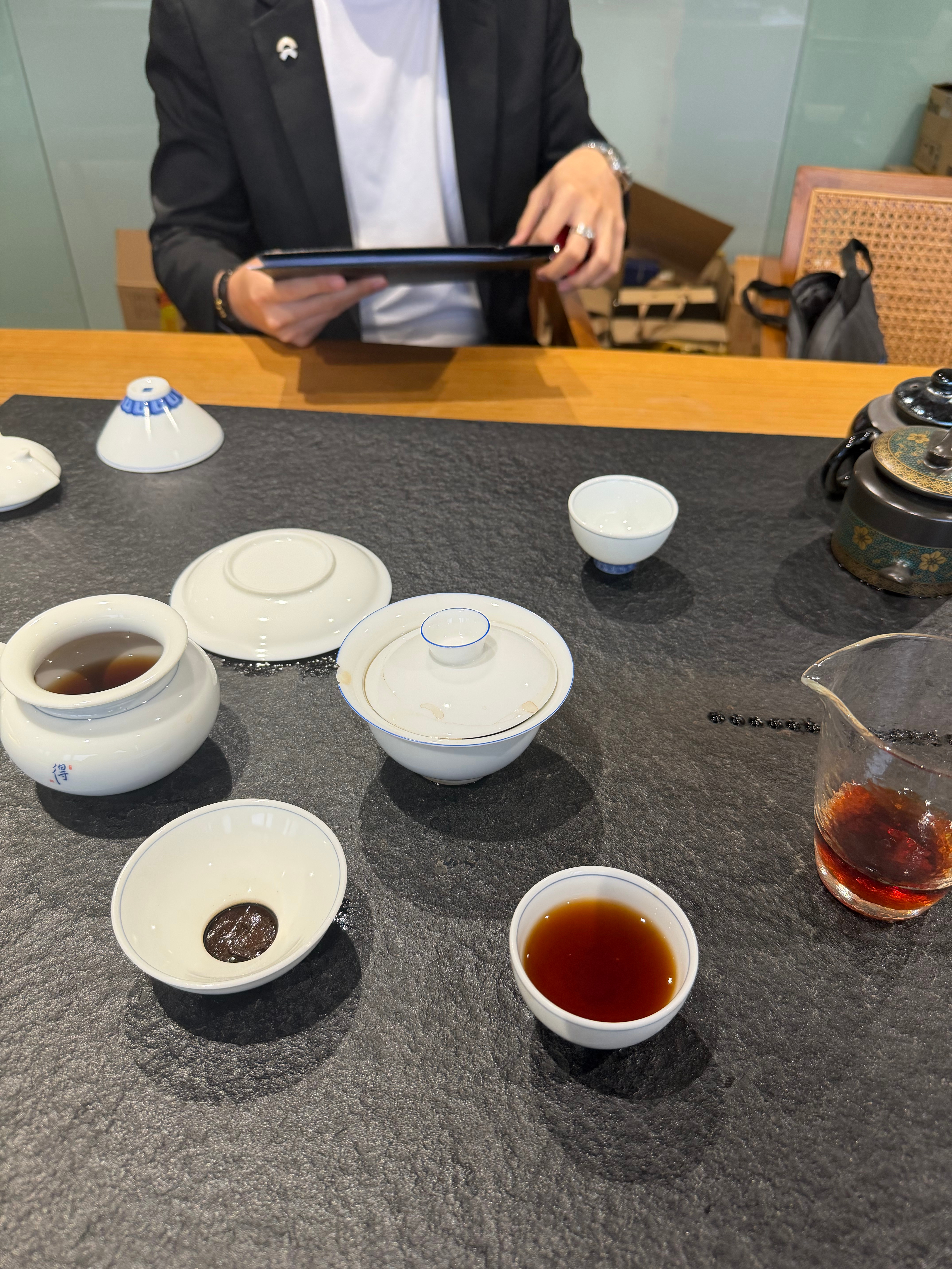 今天我帅气的ET9销售来给我签协议，10w优惠券3天后到账 