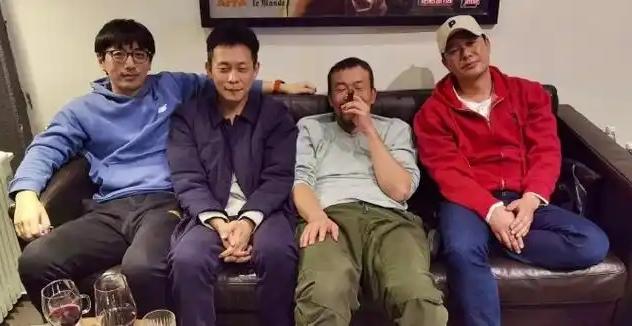 4位男星同框：我认出了乌发覆额、戴着眼镜的白客，双手交叉在一起，目光有些低垂的张