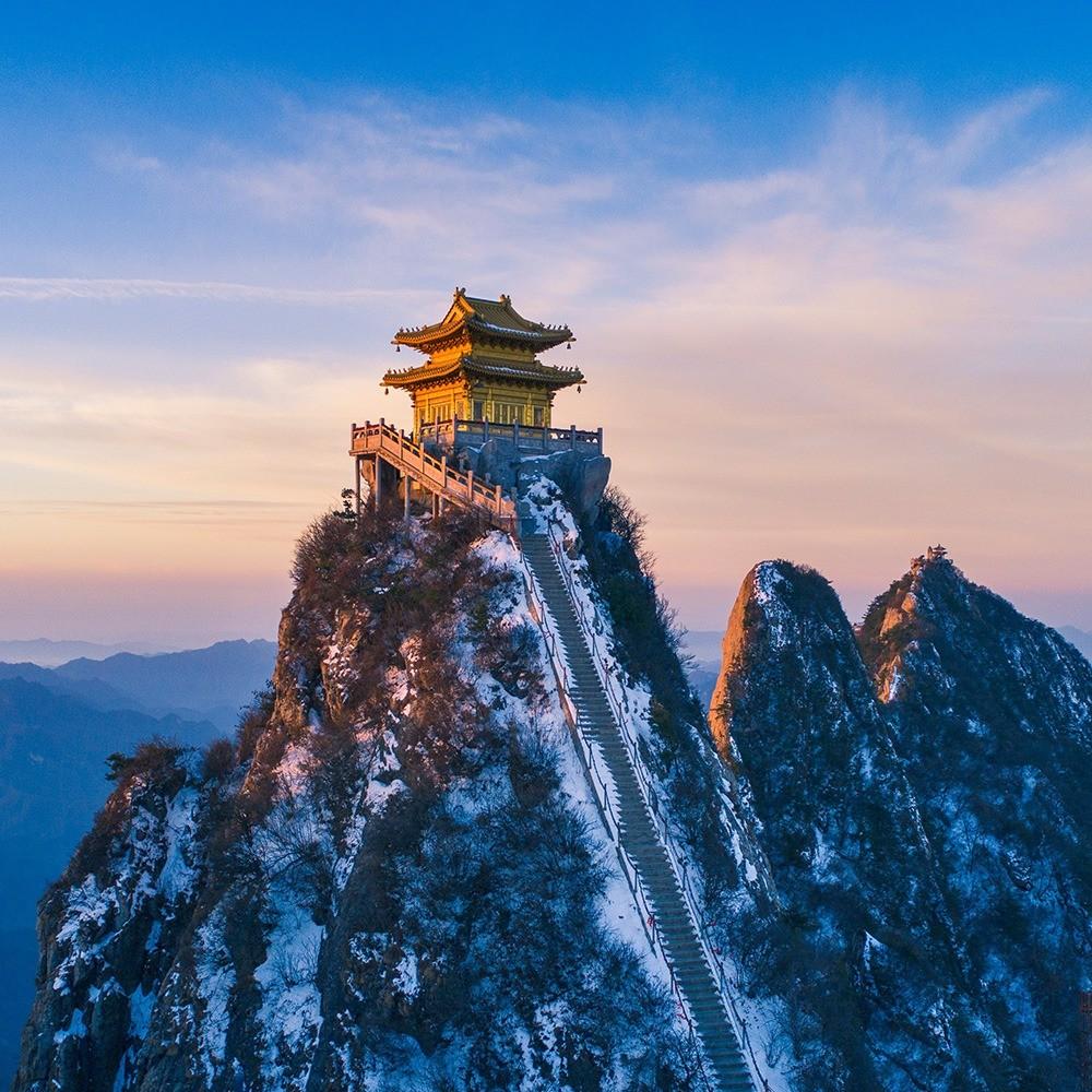 吵翻了！河南老君山景区称坚决不用无人机替代挑山！工作人员说：“他们在这里工作几十