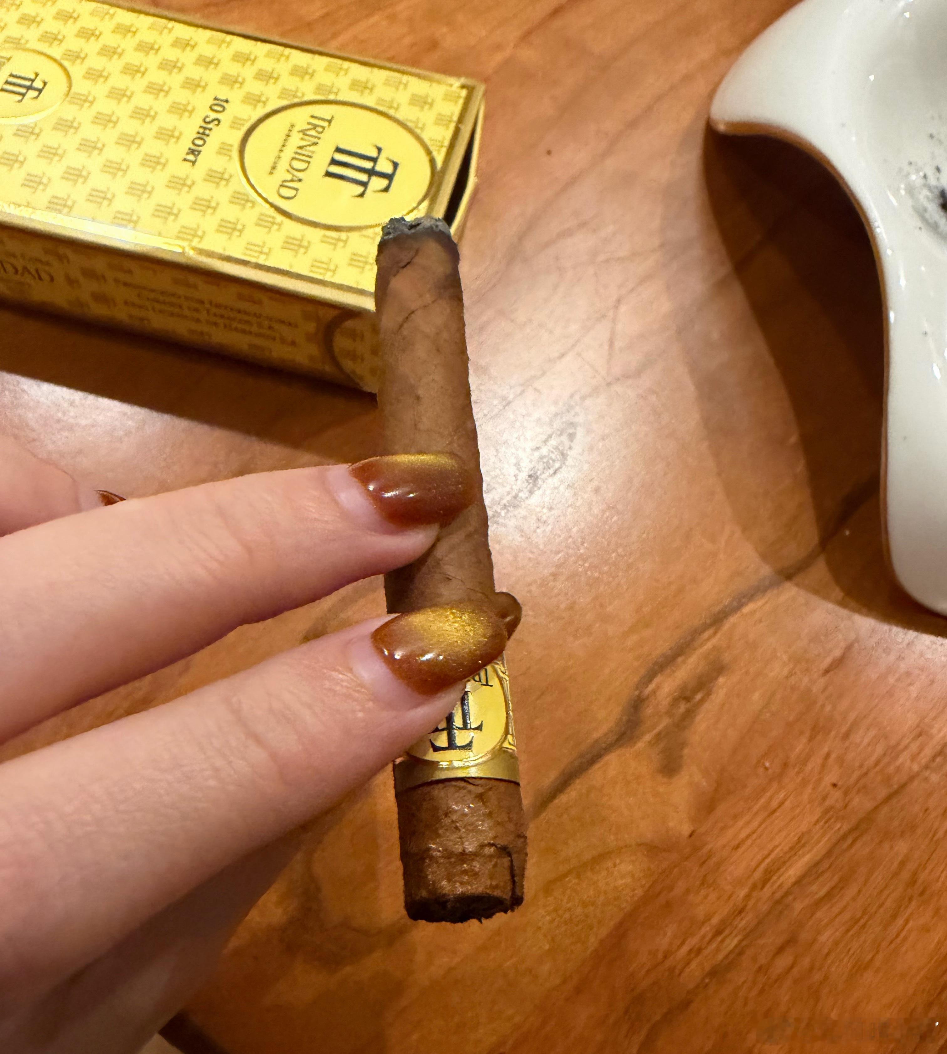 嗯第一根没有味道第二根很香是不是抽烟也能治好鼻炎提高嗅觉哈哈 喜火人，不介意🚬