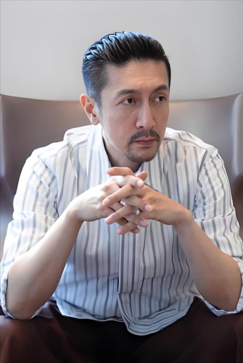他是家中独子，父母都是知识分子，家里条件不是很富裕，少年时期的法律职业理想，因高