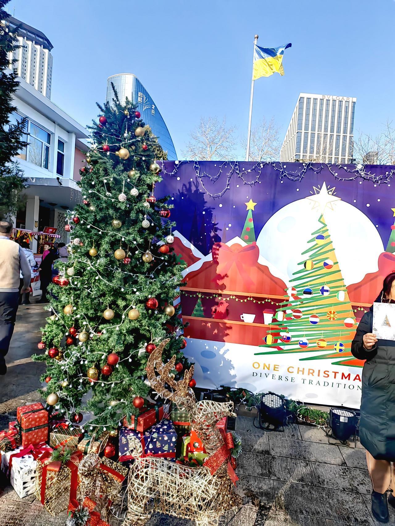 乌克兰驻华大使馆的圣诞party[灵光一闪]

北京刚下完雪，气温低但阳光明媚。