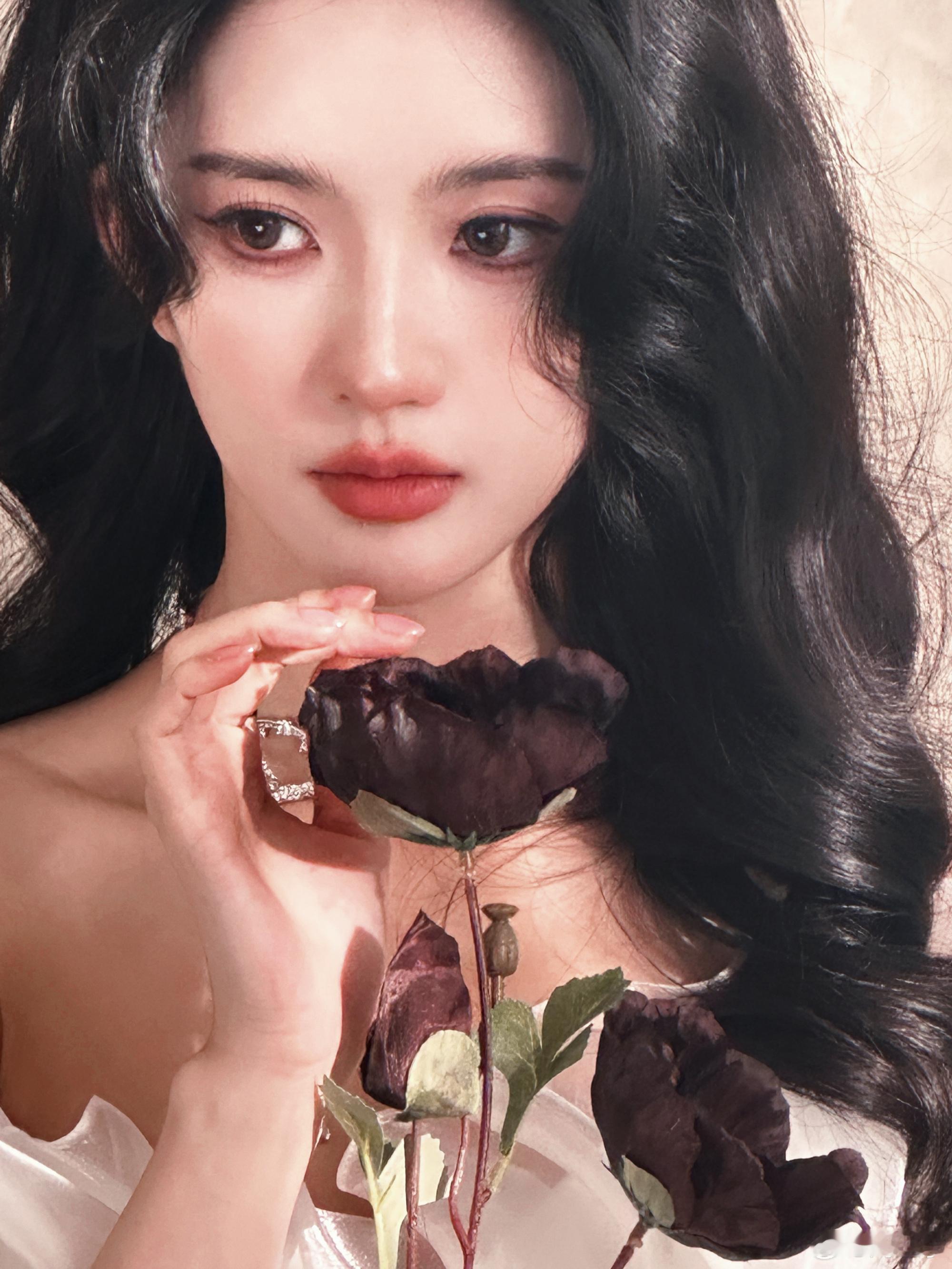 #刘些宁财阀千金妆# 刘些宁财阀千金妆贵气感十足！配上氛围感的卷发！尊滴很美！美