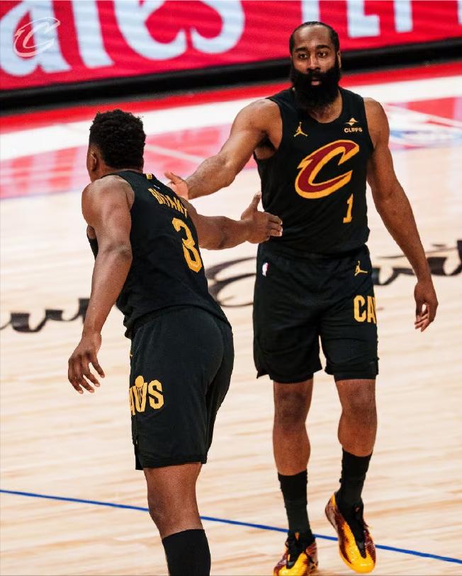 骑士半场落后13分！哈登手感冰冷，米切尔与坎宁安上演巅峰对决

NBA东部半决赛