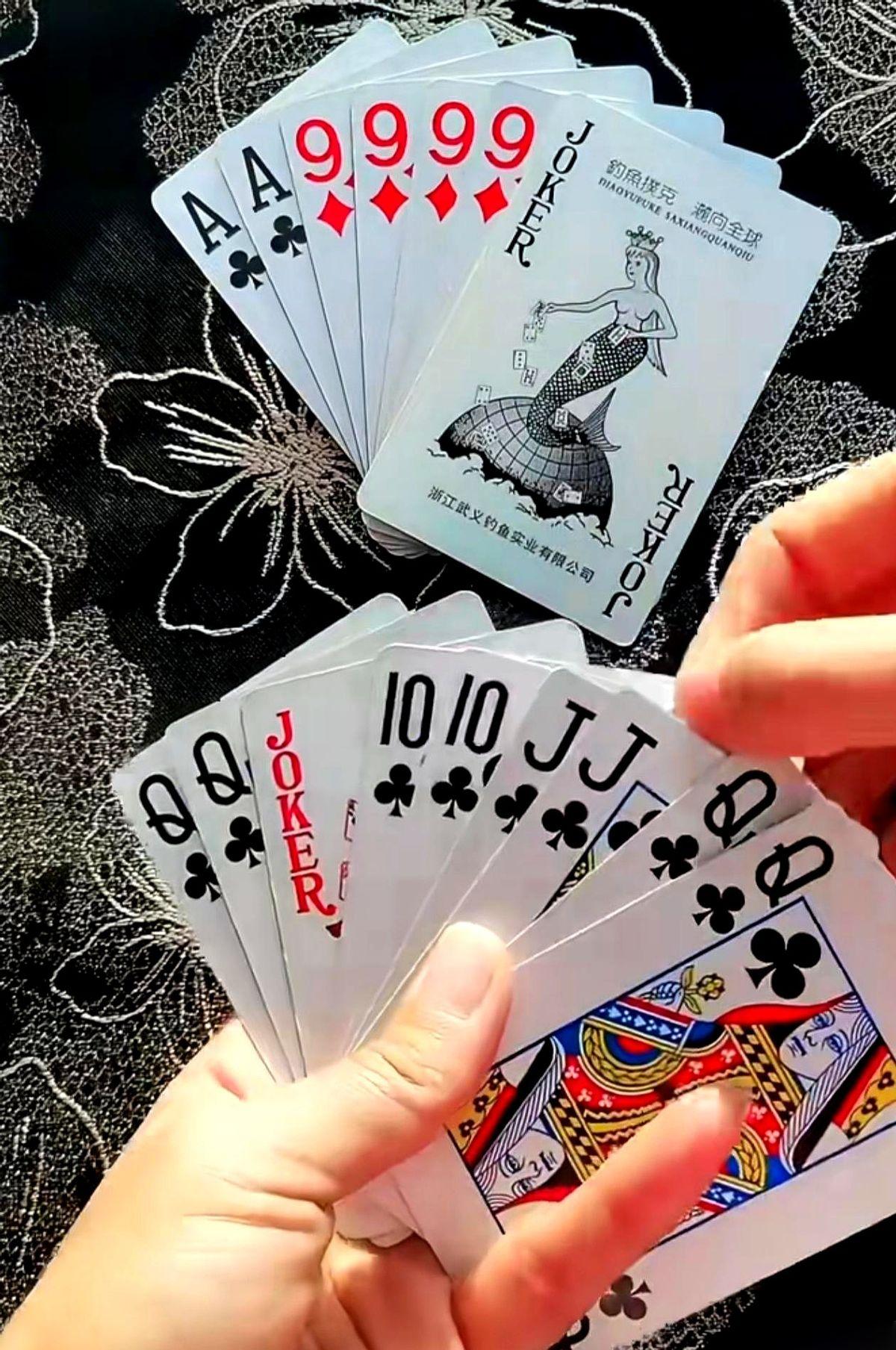 人家牌都给你摊开了，明牌打。
意思很明确，就是当着你的面，告诉你：你，输定了。