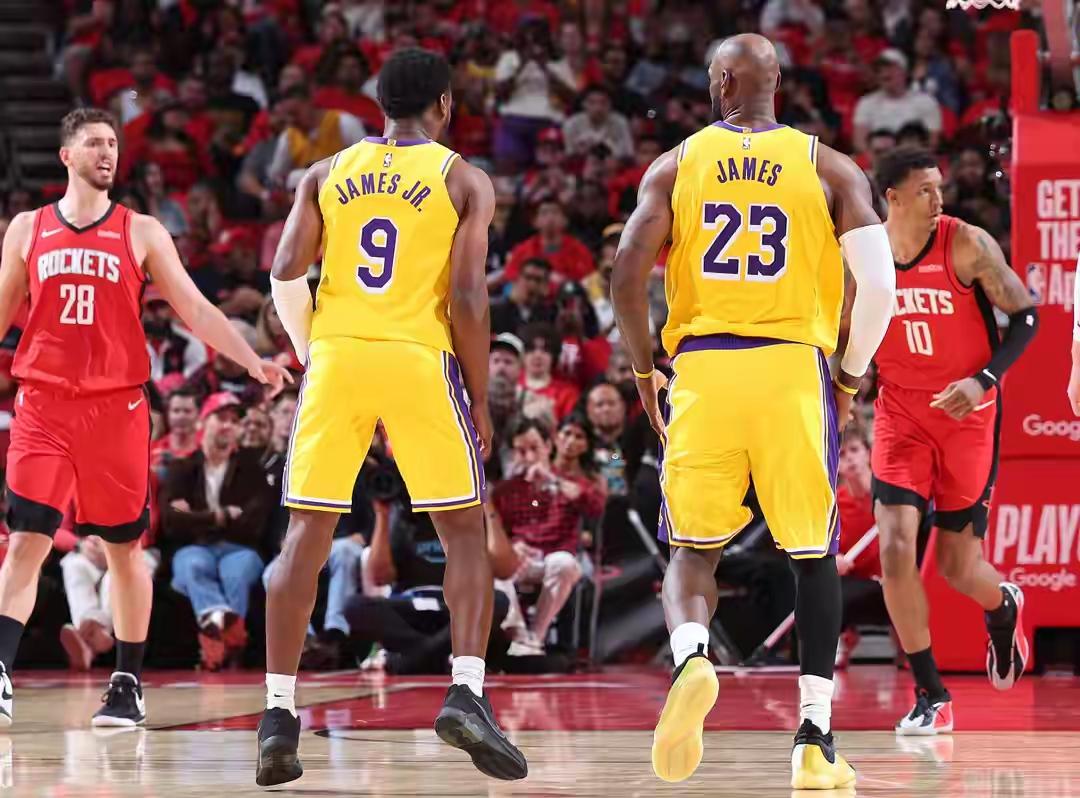 湖人常规赛3巨头\詹姆斯+小里+东契奇
季后赛G1三巨头\詹姆斯+艾顿+肯纳德